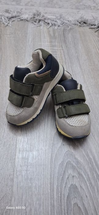 Продам детские кроссовки