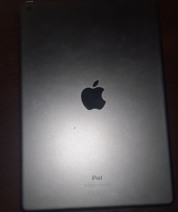 Ipad gen 8th la schimb pe cross (tableta este perfect functionala)