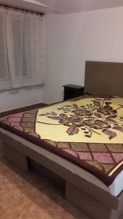 Închiriez apartament la casa