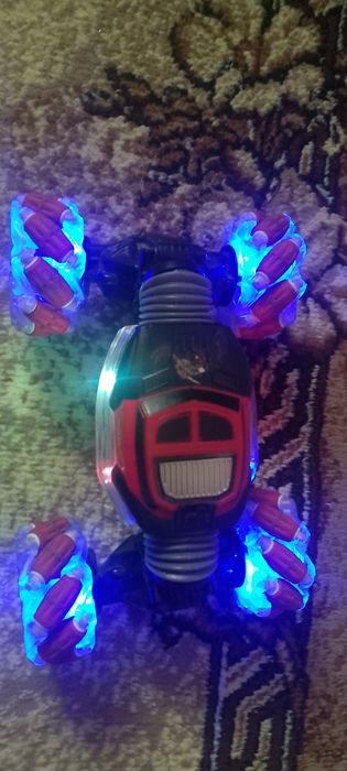 Игрушечная машинка