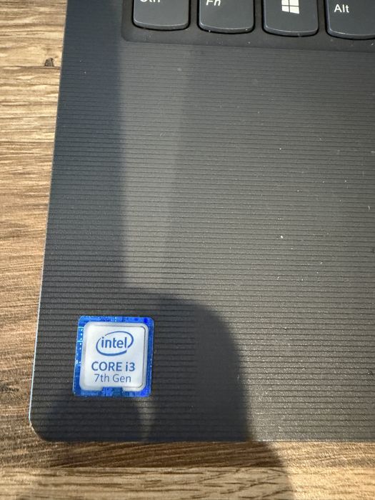 Vand laptop Lenovo I3 generatie 7 cu diagonala 17 in stare f buna