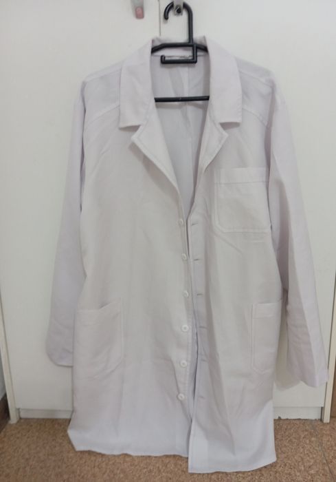 Белый медицинский халат