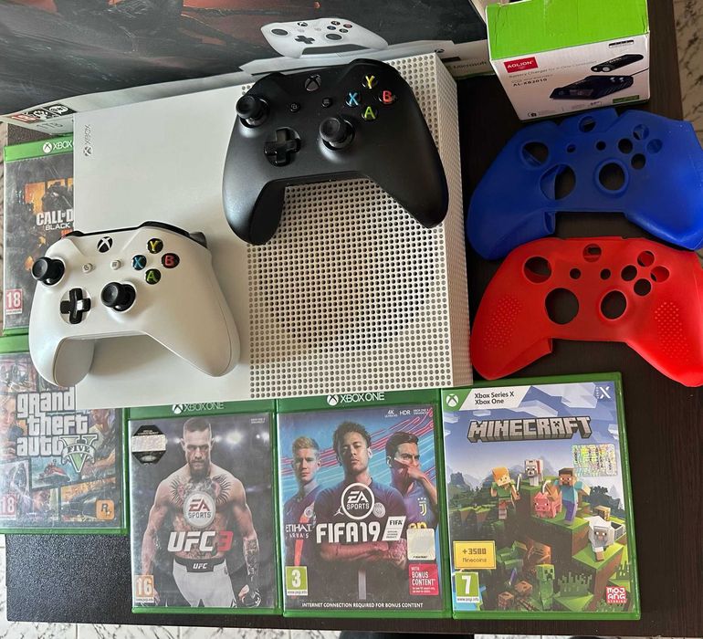 Xbox one S, 1 TB, игри, зарядно, калъфи