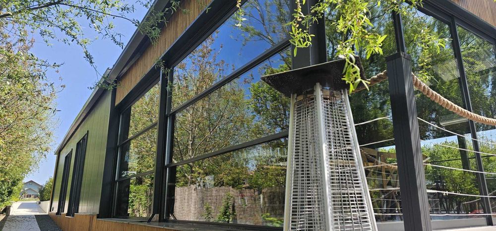 terase inchise cu sticla ghilotina actionata electric