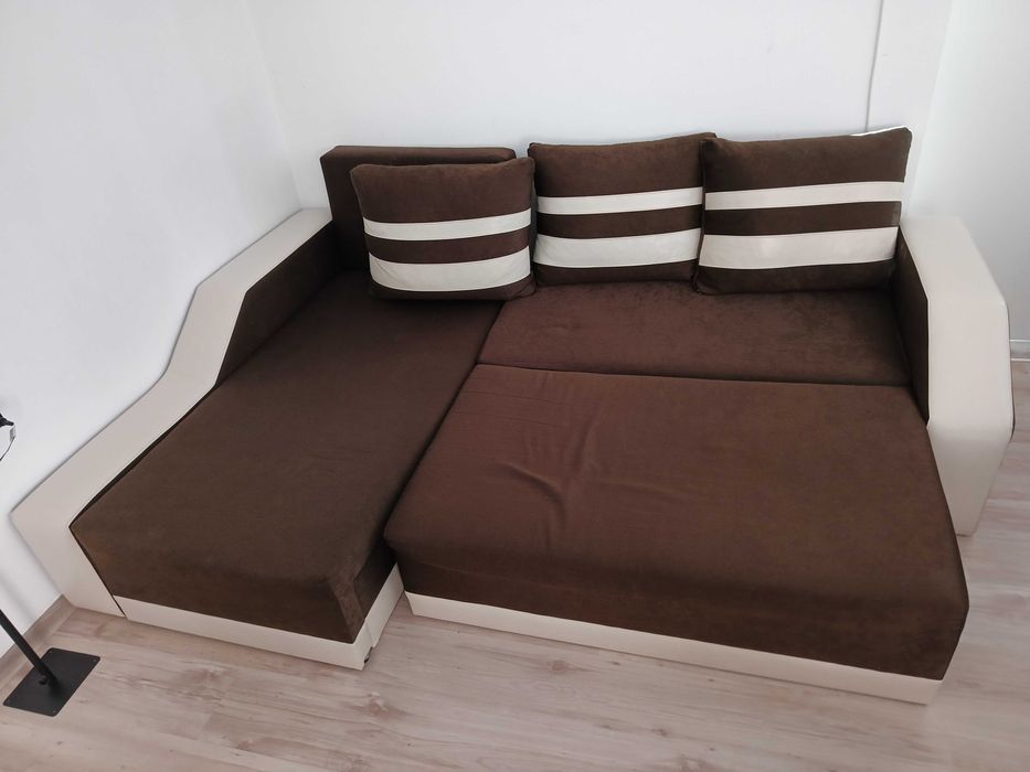 Разтегателен Диван с Възглавници