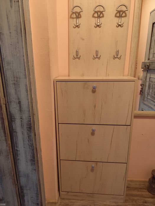 Шкаф за обувки и закачалка