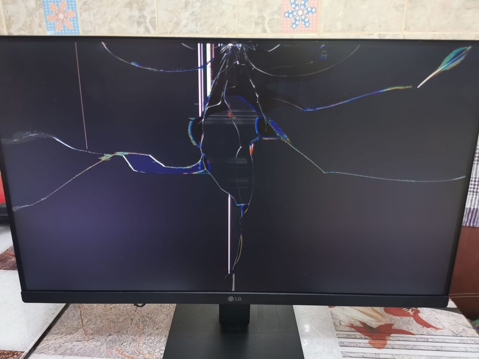 Vând monitor led Lg cu ecranul spart, model 24MR400-B, în stare perfecta de funcționare.