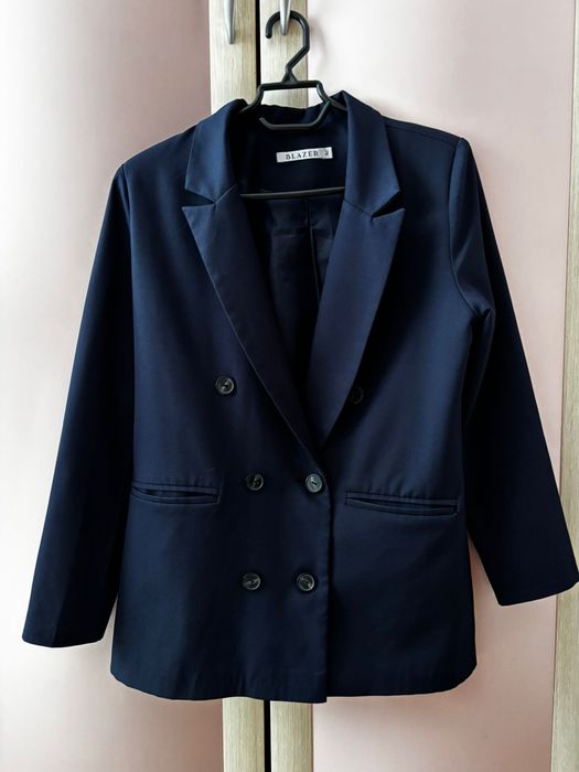 Школьные пиджаки, рубашки и юбка