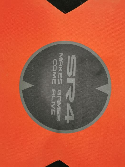 Коллонка со встроенным саббуфером.