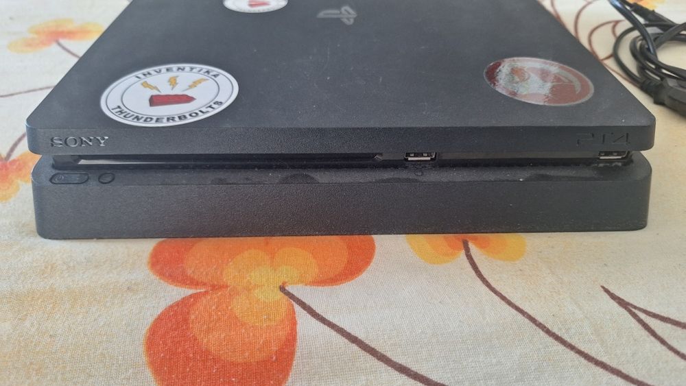 Consola SONY PS4 Slim in stare IMPECABILA!