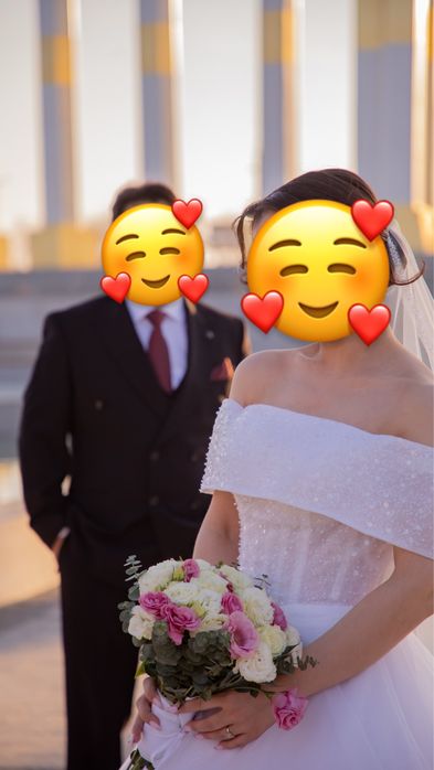 Той көйлегі сатылады .