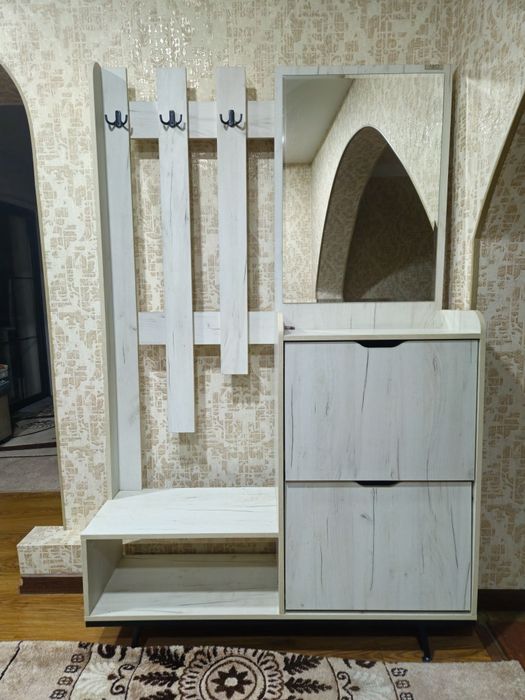 Прихожка шкаф сотилади.