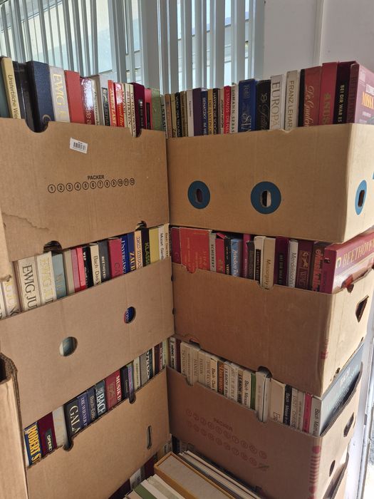 Vând un lot format din 150 de discuri de vinil cu muzică clasică mixtă