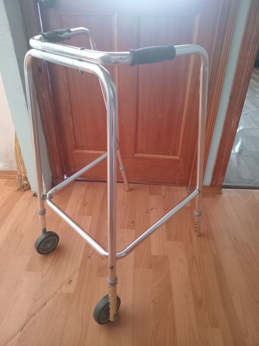 Ходунки на колёсах.