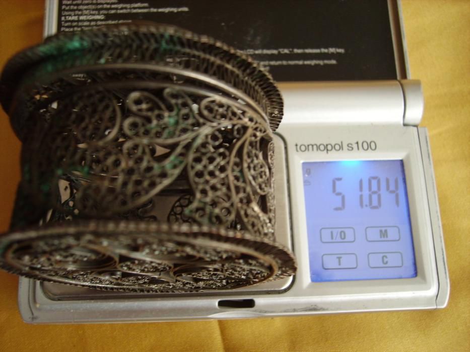 Филигранна сребърна старинна кутийка за бижута и 
 Декантер за вино