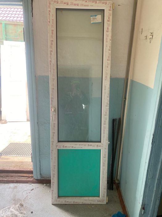 Продам пластиковую дверь