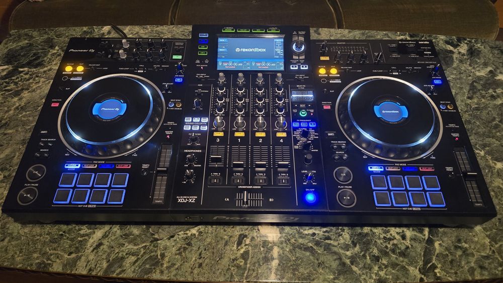 Vând consolă Pioneer XDJ-XZ cu flight case și decksaver