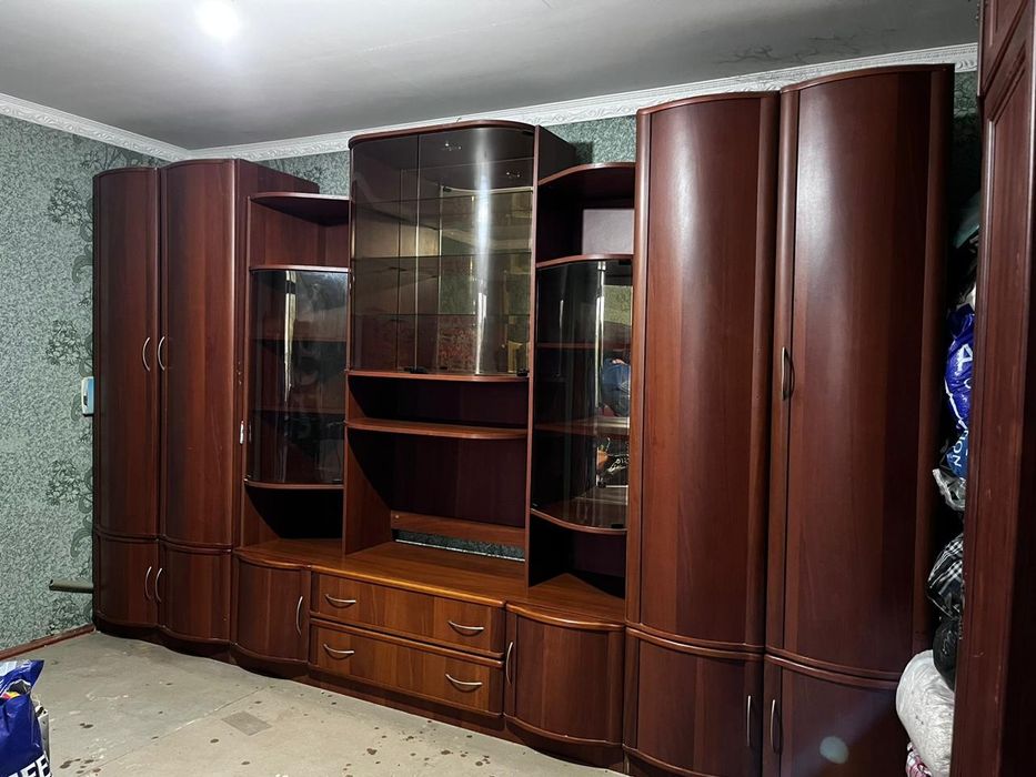 Сервант в хорошом состояние