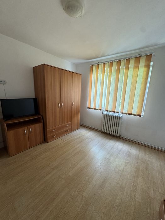 Vand apartament 2 camere etaj 2 strada independentei