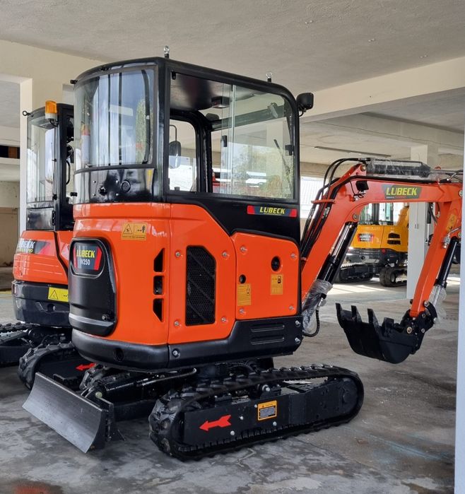 Miniexcavator Lubeck W250. 2.5 tone~Nou~