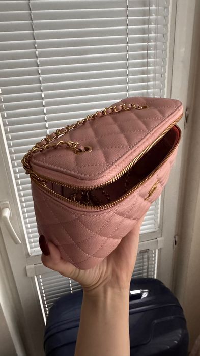 Розова дамска чантичка тип Chanel / козметична чанта с верижка