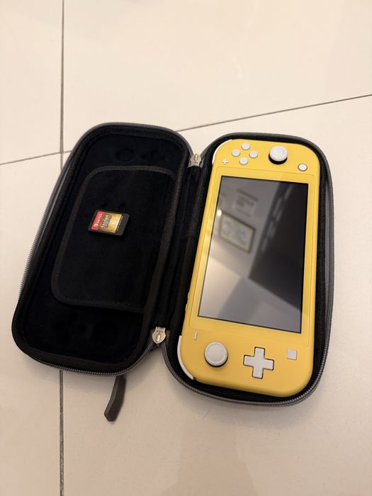 Nintendo Switch Lite Yellow + 1 Игра: Rayman Legends + Kалъфче