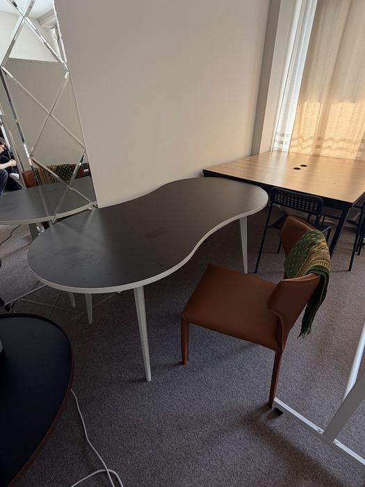 Столы и журнальный стол в офис