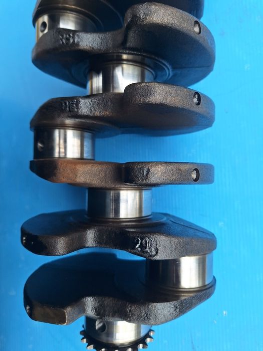 Колянов вал Audi Pasat 1.9tdi 131к като огледало от кола на малко мили