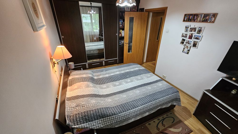 Apartament 2 camere, 51 mp, etaj 1/4, complet renovat, mobilat, utilat, intretinut impecabil, nu necesită investiții.  Zona linistita, Sp.Judetean.
