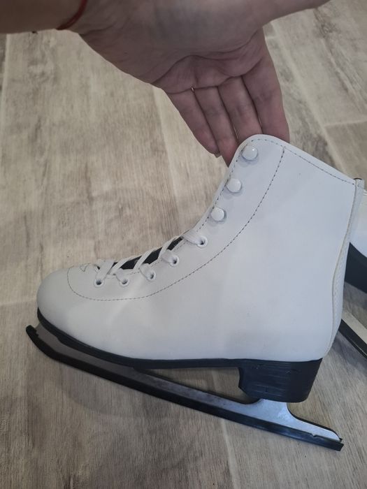 Продам коньки белые