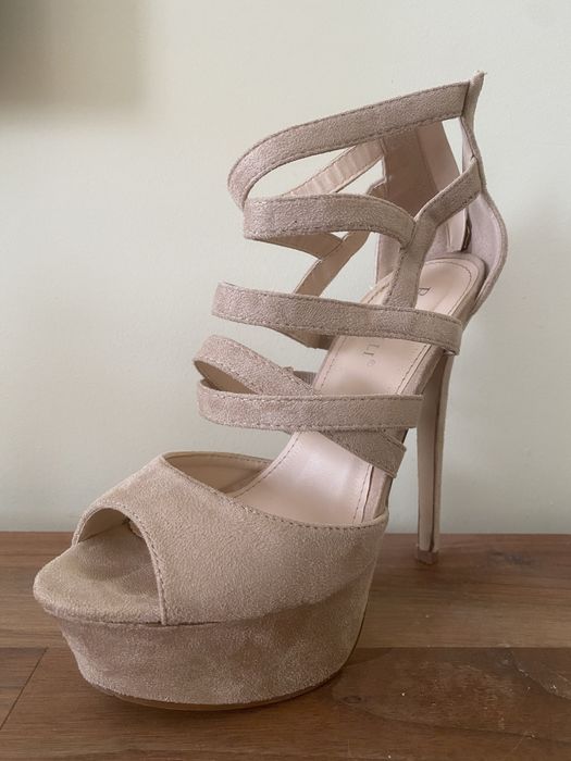 Бежови високи обувки с тънък ток