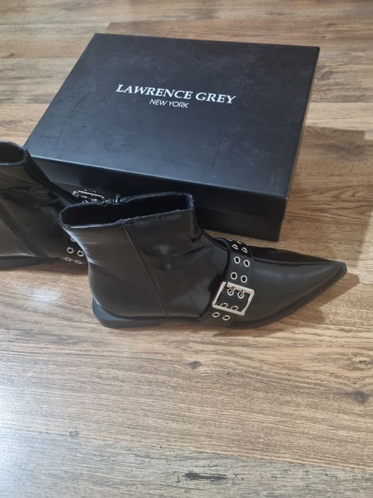 Боти с лаково покритие