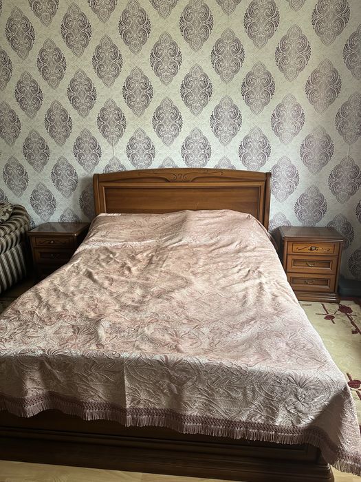 Спальный гарнитур, италия , кровать 1.8*2, 2 прикроваттумбы, комод