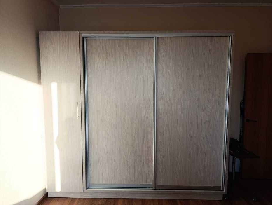 Шифоньер большой, в отличном состоянии