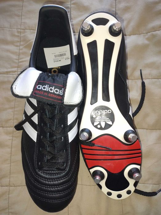 Футболни обувки чисто нови