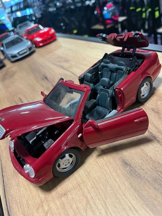 Метална колекционерска количка модел  BBURAGO Mercedez-Benz CLK  1:18