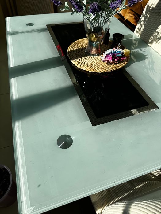 Стъклена трапезна маса