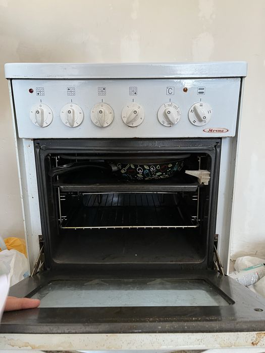 Плита 2014года.Отлично работает,особо минусов нету,все кнопки работает