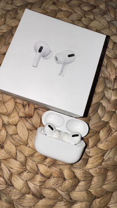 Apple AirPods Pro (1-во поколение) с MagSafe кейс.