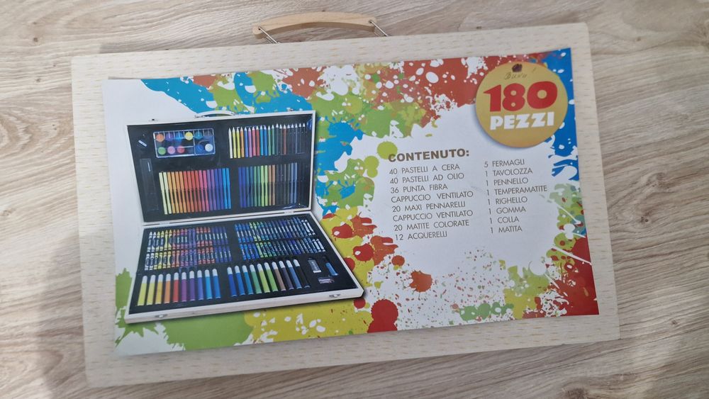 Голям куфар с принадлежности от 180части за рисуване и оцветяване