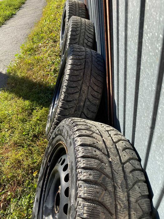 Шины зимние р-215/60/16 на дисках Хундай