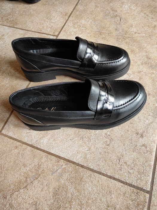 Vând pantofi femei noi.