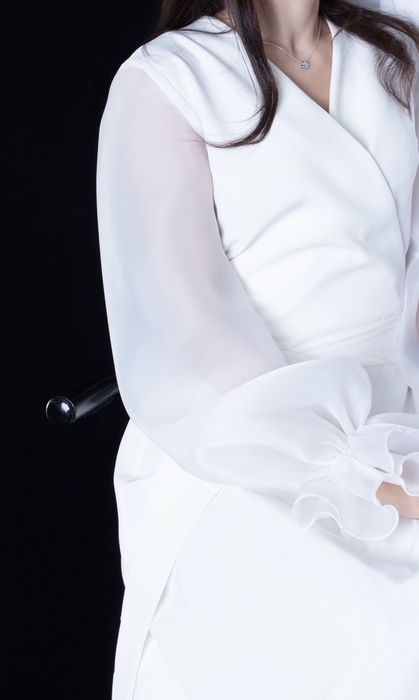 Продам платье белое на меропритие