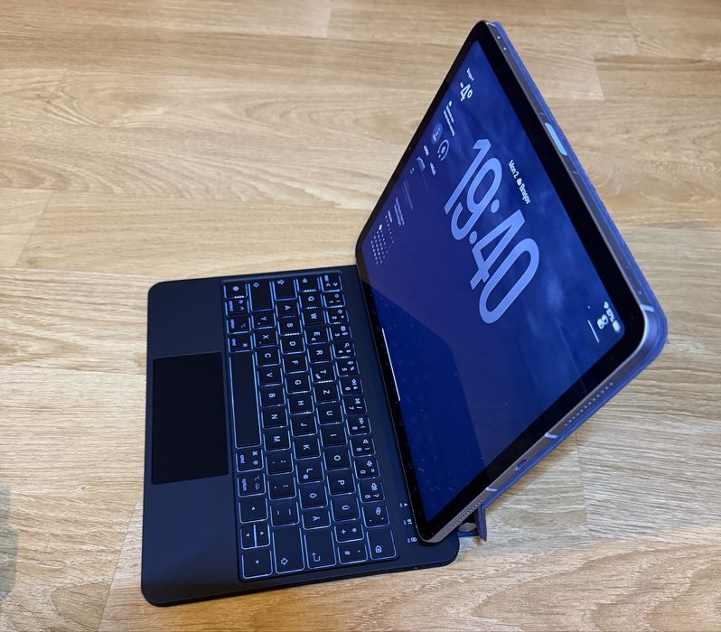 Tableta Apple iPad Air 2020 wifi si cellular 64GB blue plus tastatura