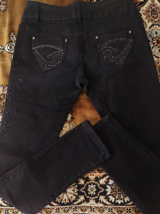 Продам джинцы черные