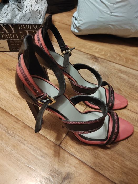 Отдам босоножки, новые