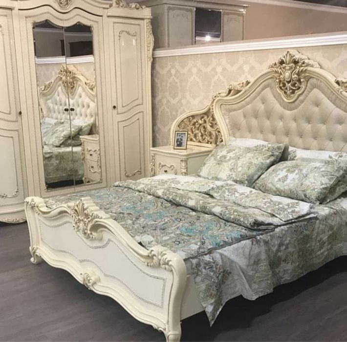 Красивый спальный гарнитур+матрас