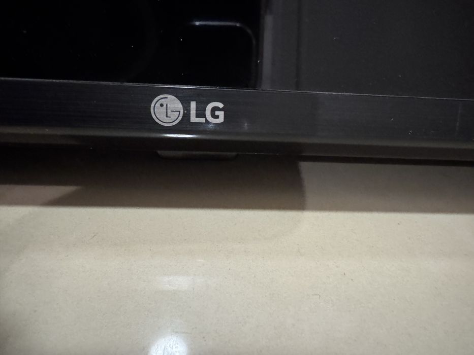 TV 4K LG 43UM7100PLB cu ecranul spart