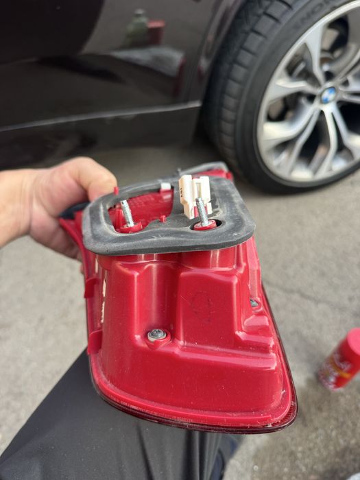 Задный стоп диоды горят