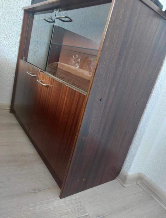 Шкаф със стъкла.